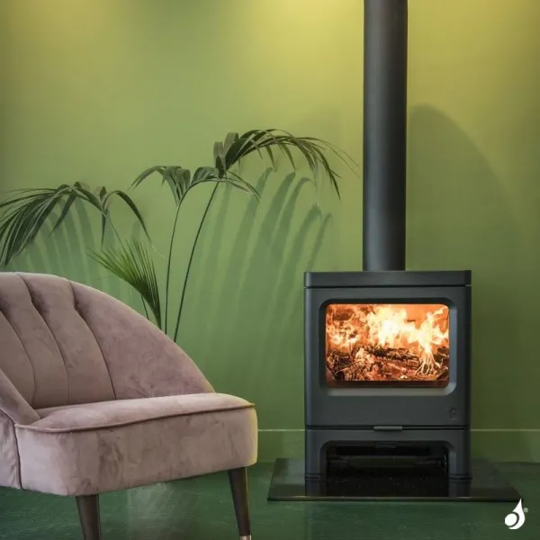 Poêle à Bois Charnwood Skye 7 Sur Socle Bas Puissance 7kW Sortie Fumée Postérieure Ou Supérieure – Image 3